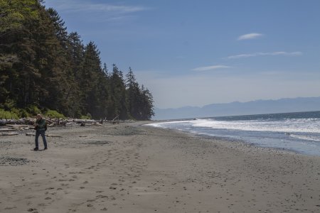 Jan op het strand in het zuiden van Vancouver Island